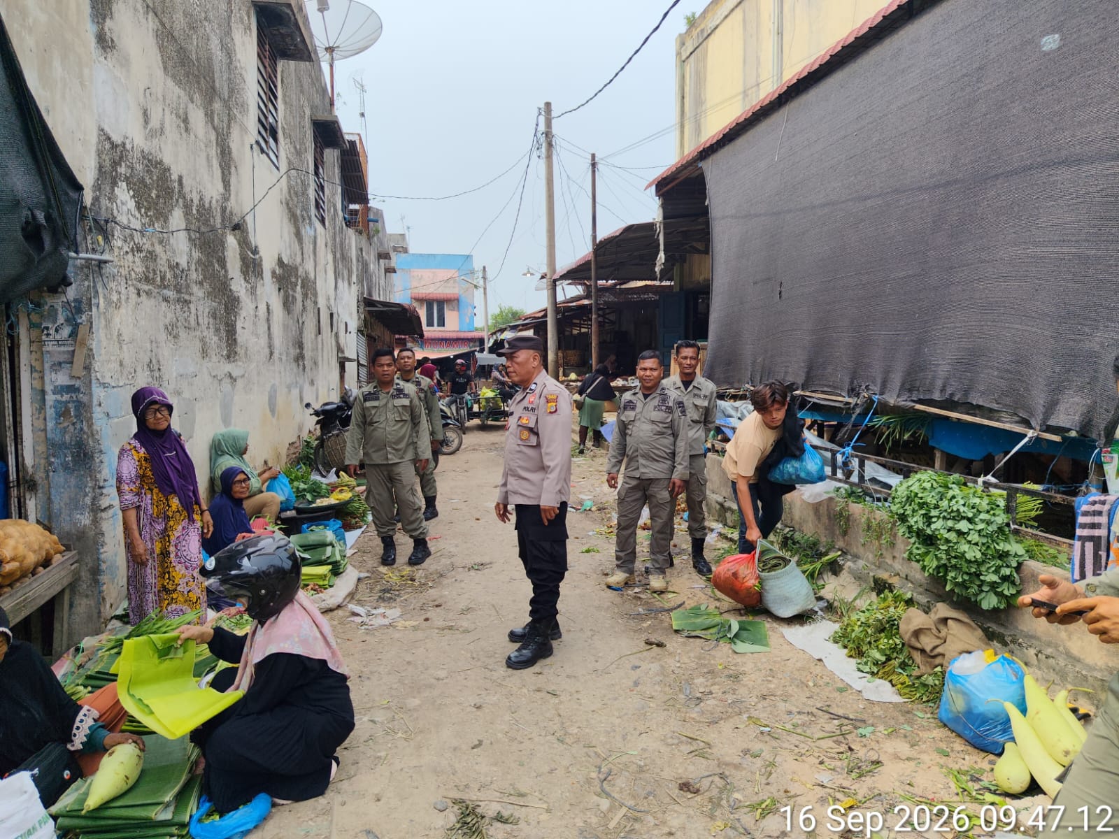 Polsek Langsa Bersama Satpol PP Ingatkan PKL, Jaga Ketertiban Kawasan Pasar Kota Langsa