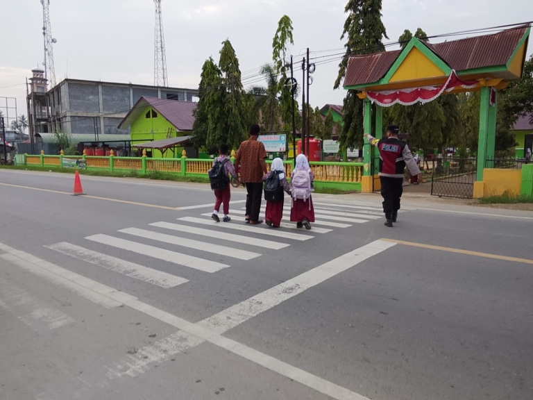 Polsek Manyak Payed Perkuat Pengaturan Lalu Lintas Di Sekitar Sekolah