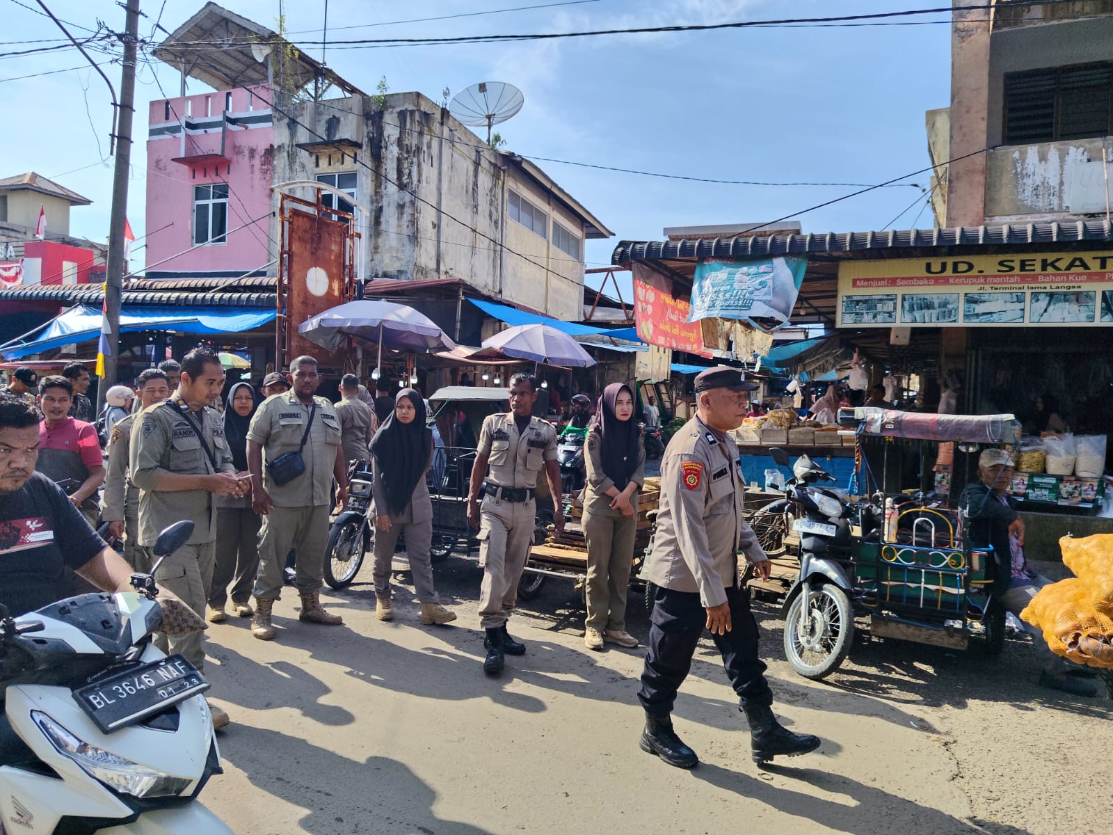 Polsek Langsa Bersama Satpol PP Tertibkan Pedagang, Jaga Ketertiban Kawasan Pasar