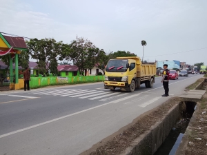 Polsek Manyak Payed Hadirkan Pelayanan Pagi Di Depan Sekolah Jaga Kelancaran Lalu Lintas
