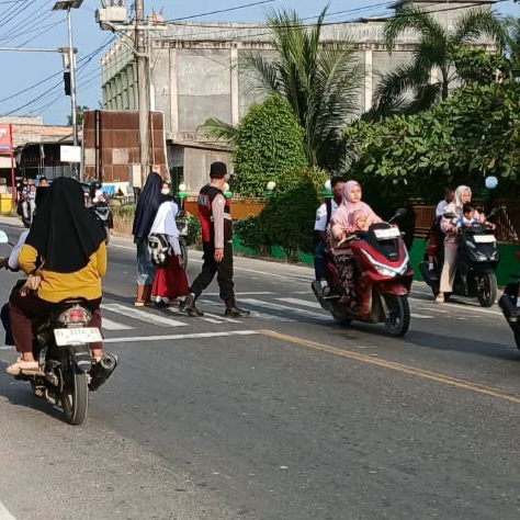 Polsek Manyak Payed Tingkatkan Pelayanan Pagi Di Lingkungan Sekolah Untuk Jaga Kamseltibcarlantas