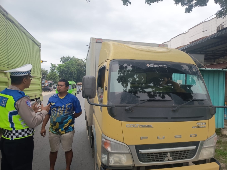 Polantas Karib Sat Lantas Polres Langsa Edukasi Pengemudi Angkutan Barang Cegah Pelanggaran ODOL