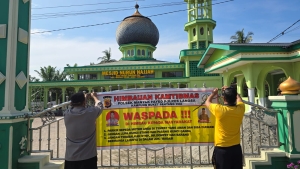 Polsek Manyak Payed Gelar Jumat Bersih Di Masjid Nurul Najjah Perkuat Kebersamaan Dengan Masyarakat