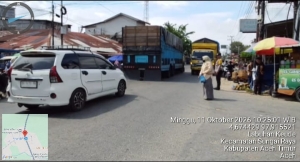 Polsek Sungai Raya Atur Lalu Lintas Di Simpang Pasar Labuhan Keude, Tingkatkan Keselamatan Pengguna Jalan