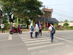 Polsek Manyak Payed Gelar Pengaturan Lalu Lintas Pagi, Utamakan Keselamatan Pelajar dan Pengguna Jalan