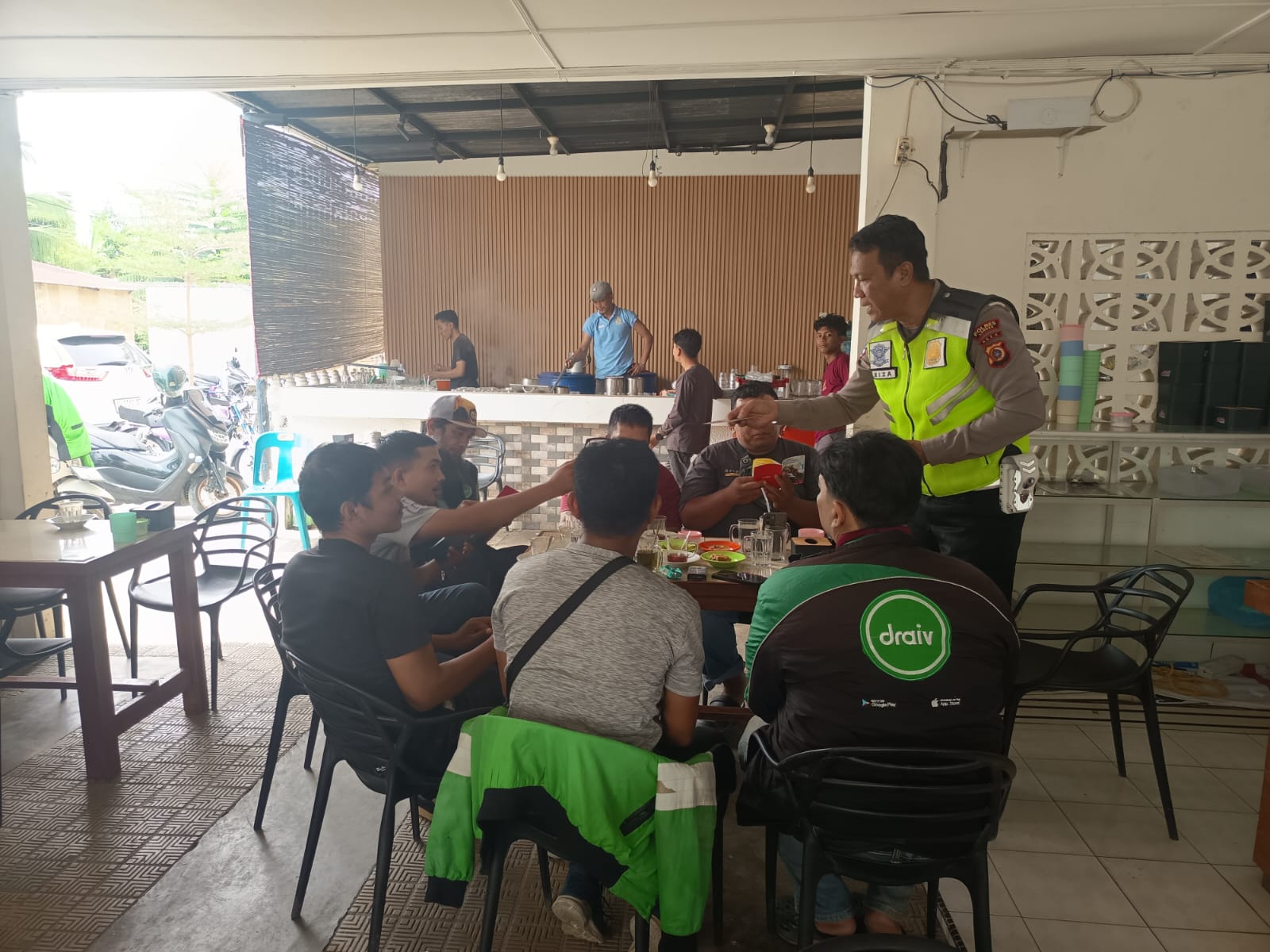Satlantas Polres Langsa Ajak Komunitas Ojol Tertib Berlalu Lintas Lewat Ngopi Bareng