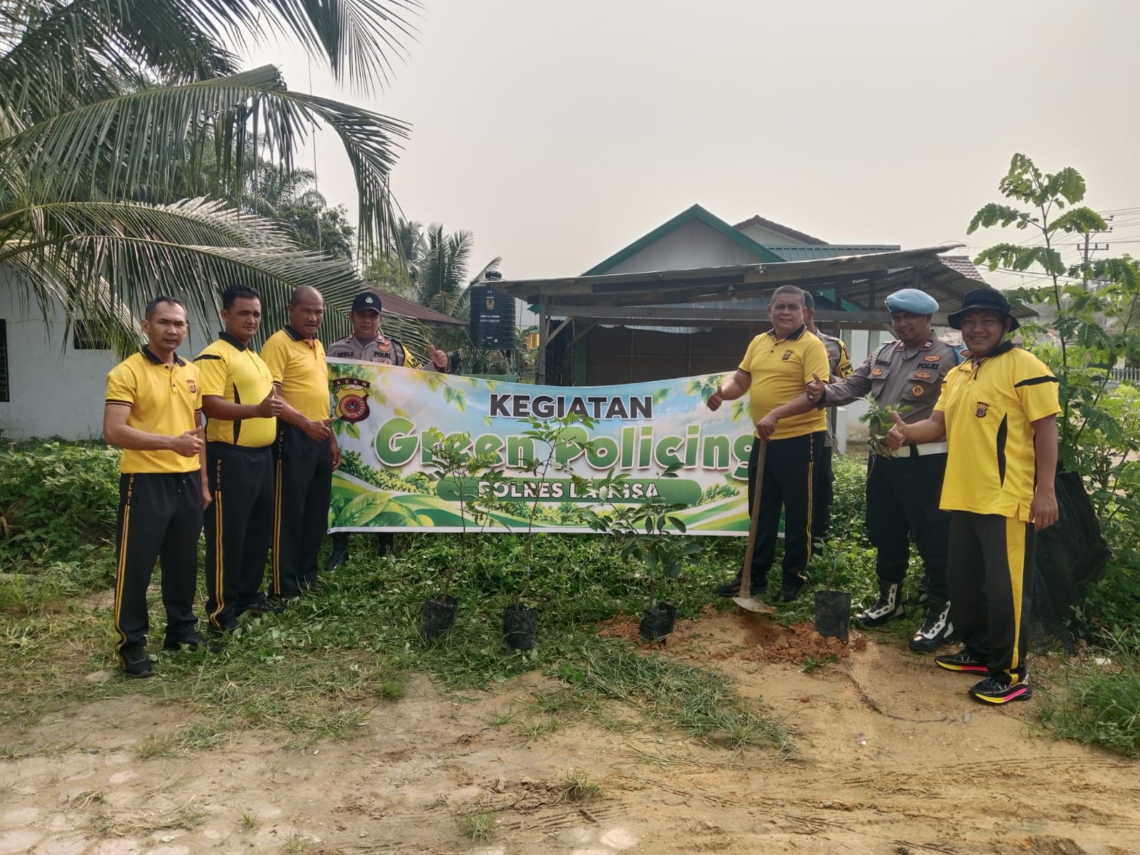 Polsek Manyak Payed Laksanakan Green Policing, Tanam Pohon Dan Ajak Masyarakat Peduli Lingkungan