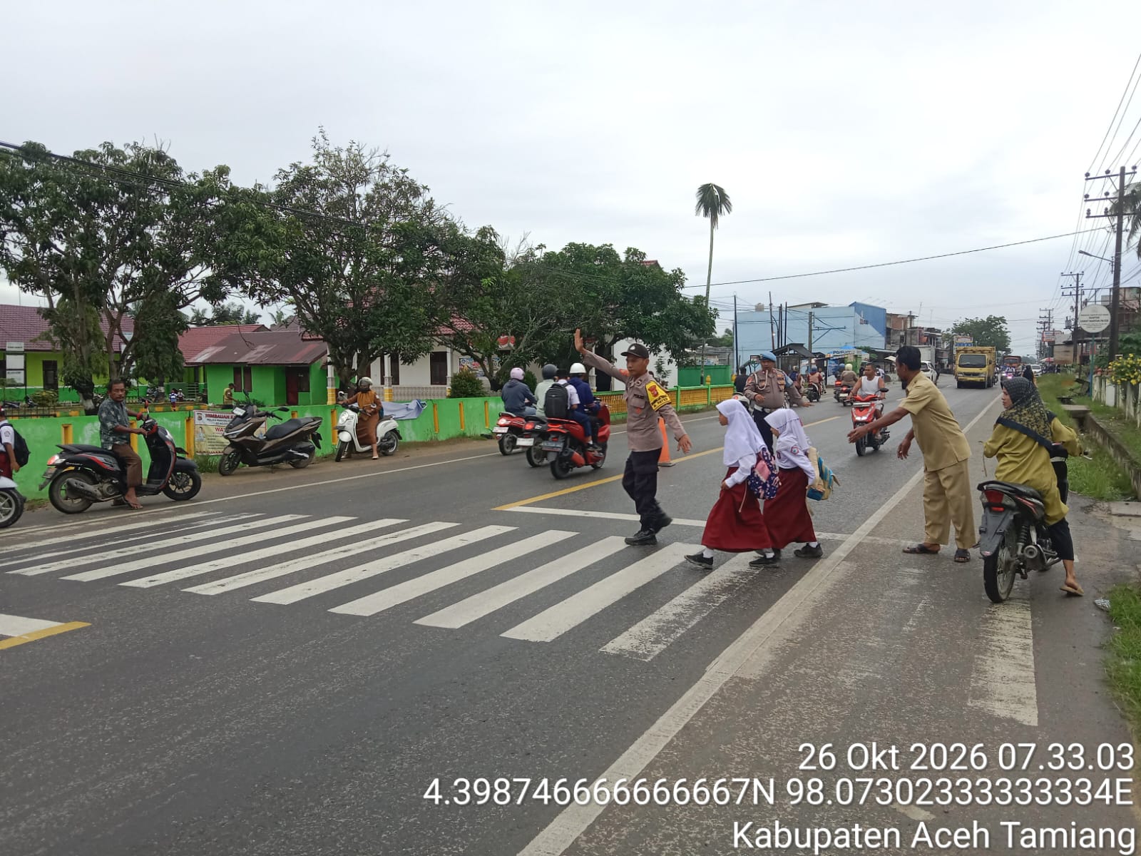 Polsek Manyak Payed Laksanakan Pengaturan Lalu Lintas Pagi, Dukung Keselamatan Pelajar Di Aceh Tamiang
